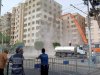 Urfa'da Cevheri Apartmanı 1 yıl aradan sonra yıkılmaya başladı