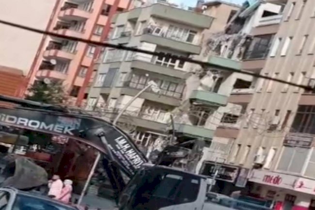 Urfa'da ağır hasarlı bina yandaki binanın üzerine yan yattı