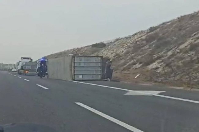 Urfa-Antep yolunda kaza! Kontrolden çıkan TIR devrildi