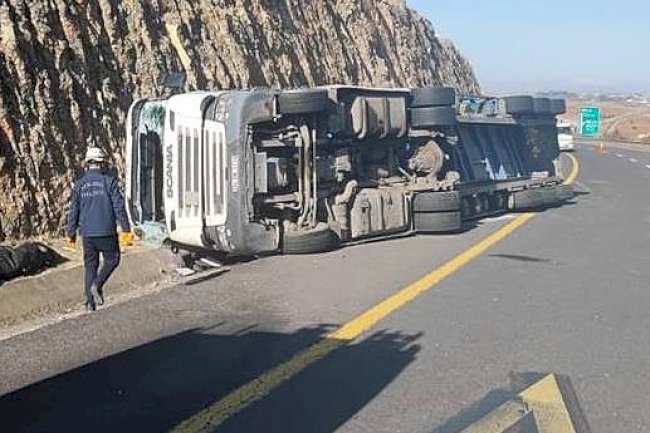 Urfa'da devrilen TIR'da bir kişi can verdi
