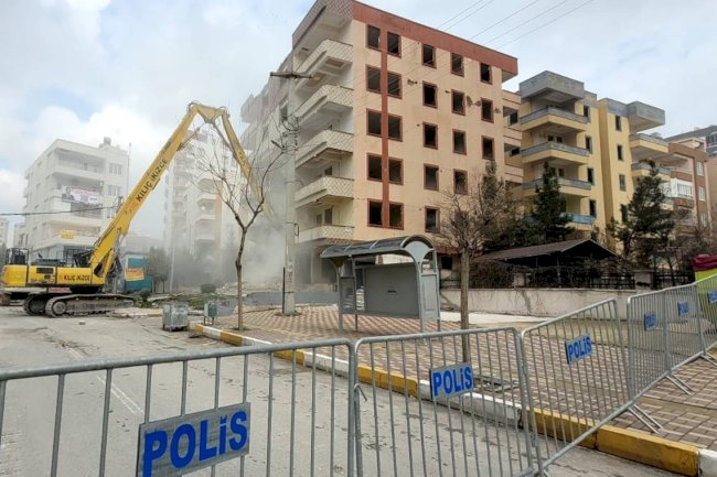 Urfa'da ağır hasarlı bir binanın daha yıkımı başladı!