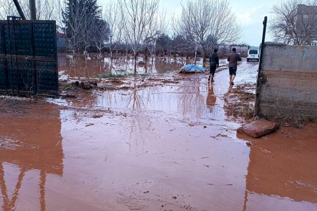 Haliliye yaşanan sel sonrası çamur deryasına döndü! Evler sular altında