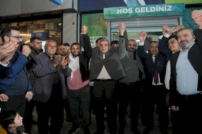 Yeniden Refah'tan ayrılan gruba AK Parti rozetlerini Başkan Beyazgül taktı