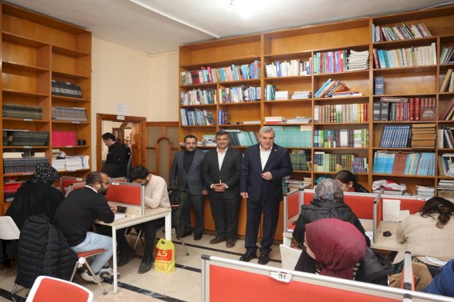 Başkan Beyazgül kütüphanede ders çalışan öğrencileri ziyaret etti