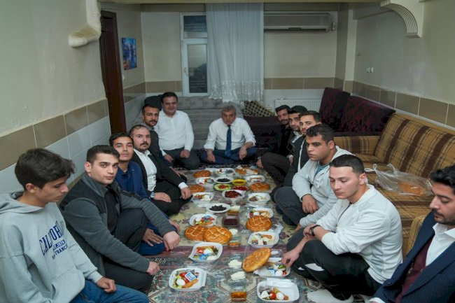 Başkan Beyazgül öğrenci evinde sahur yaptı