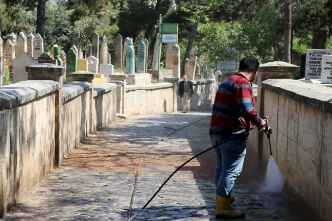 Şanlıurfa'da mezarlıklarda bayram temizliği