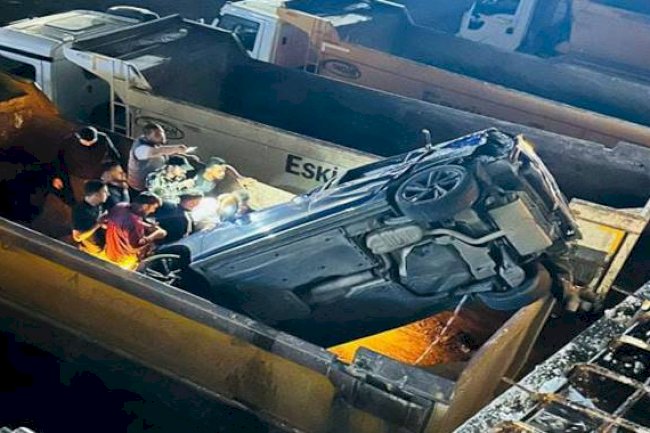 Kontrolden çıkan otomobil kamyonun kasasına girdi