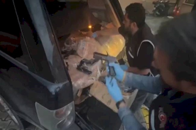 Bir Araçta Yapılan Aramada, Çok Sayıda Silah Ele Geçirildi! 