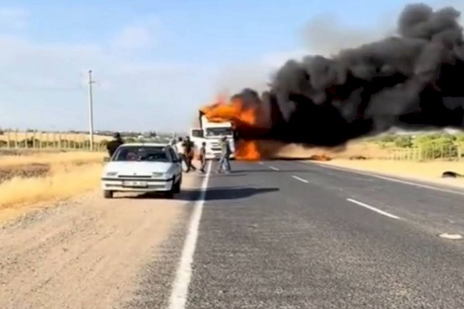 Urfa'da Seyir Halindeki Tır Alev Alev Yandı!