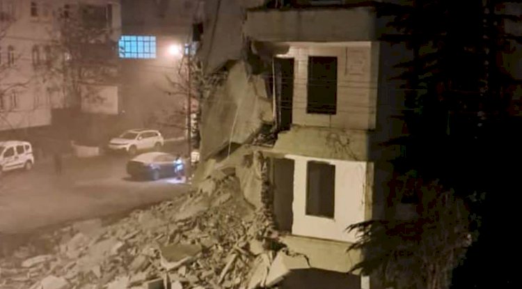 Urfa'da ağır hasarlı bina gece yarısı kendiliğinden çöktü