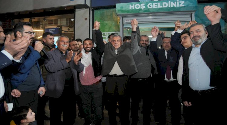 Yeniden Refah'tan ayrılan gruba AK Parti rozetlerini Başkan Beyazgül taktı