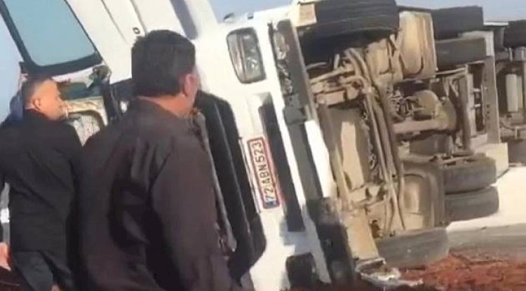 Siverek - Diyarbakır yolunda gübre yüklü tır devrildi