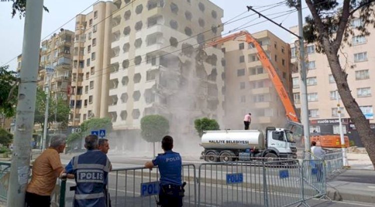 Urfa'da Cevheri Apartmanı 1 yıl aradan sonra yıkılmaya başladı