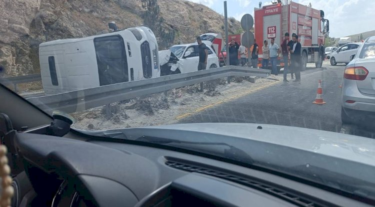 Şanlıurfa'da Servis Aracı ile Otomobil Çarpıştı: Yol Trafiğe Kapandı