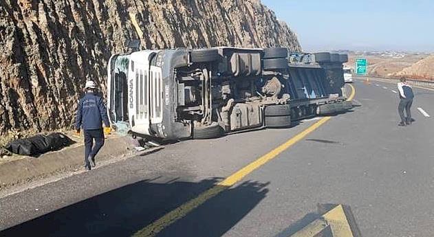 Urfa'da devrilen TIR'da bir kiÅŸi can verdi