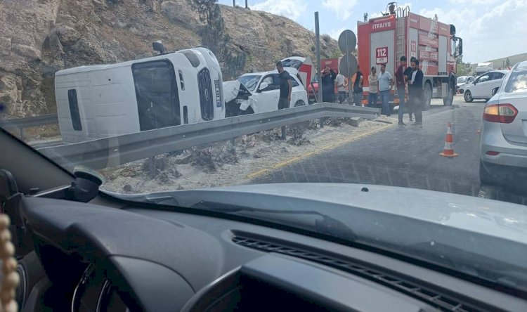 Şanlıurfa'da Servis Aracı ile Otomobil Çarpıştı: Yol Trafiğe Kapandı