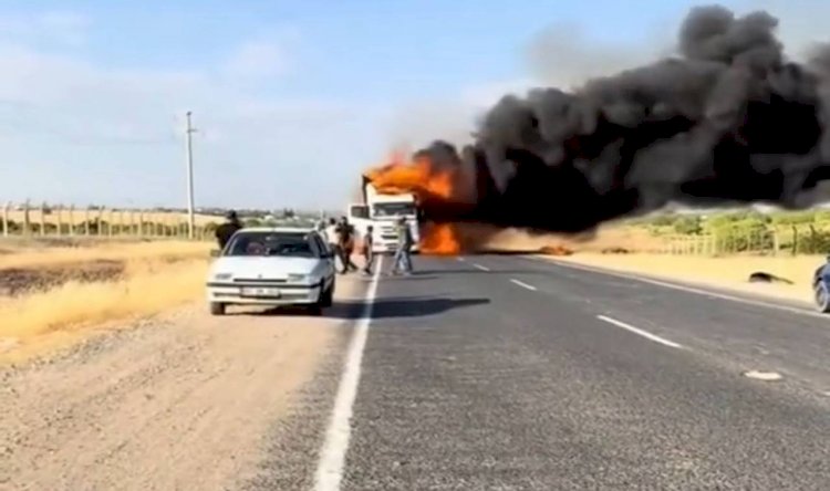 Urfa'da Seyir Halindeki Tır Alev Alev Yandı!